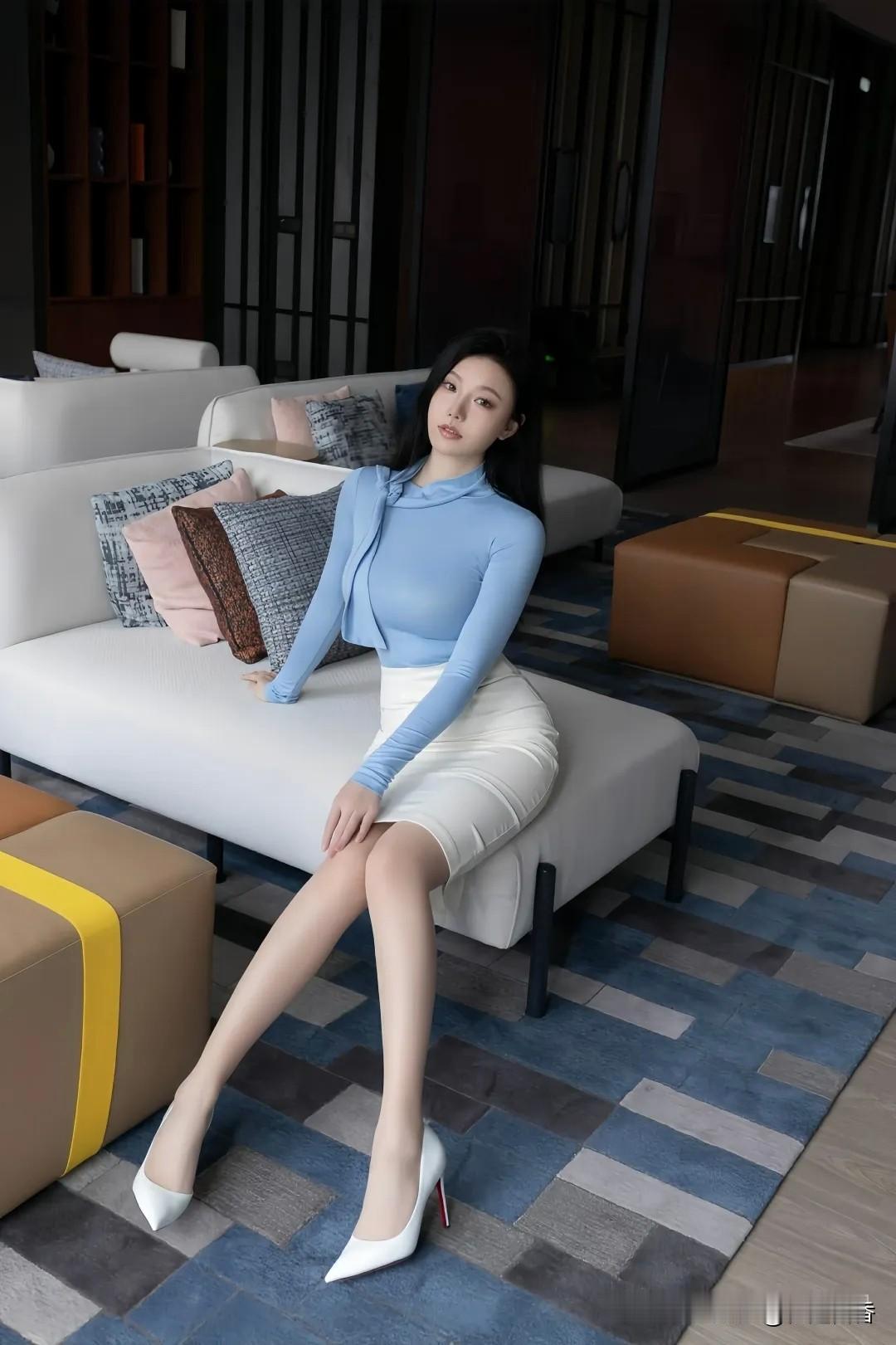 优雅蓝调，都市时尚，品味生活！女生很会穿搭是一种什么样的感觉?