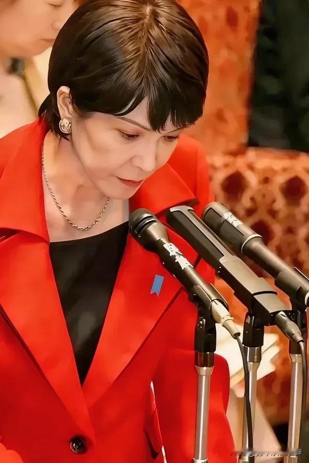 12月10日，日本首相高市早苗终于低头认了。在参议院预算委员会上，她亲口承认，自