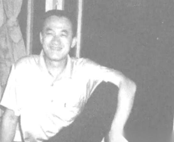 2002年，广西某医院推拿科。29岁的医生李仁强正弯腰忙活着，后脖颈子突然传来