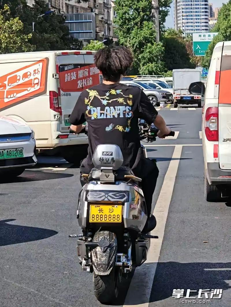 无知者无畏啊！9月17日，湖南长沙，一未成年男生电动车上挂着“长沙8888888