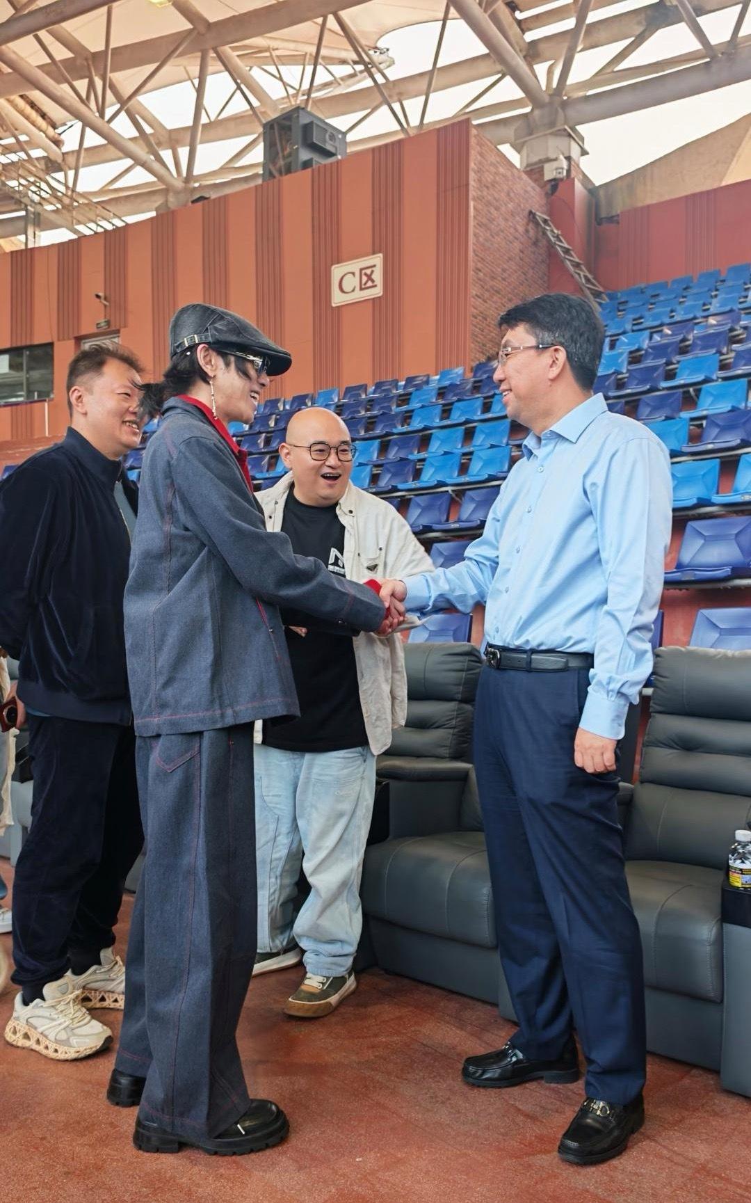 差点认不出来华晨宇，他的穿搭没有火星味，有点绅士感，不过，他的笑容充满感染力，隔