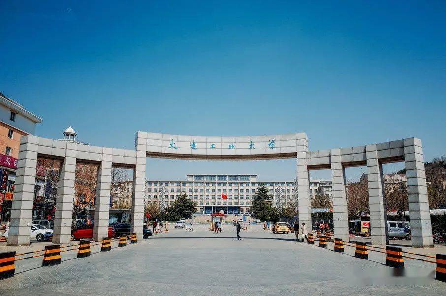 #出轨Zeus女生被学校开除#大学女生出轨被开除，是否有点儿小题大做、处罚过于