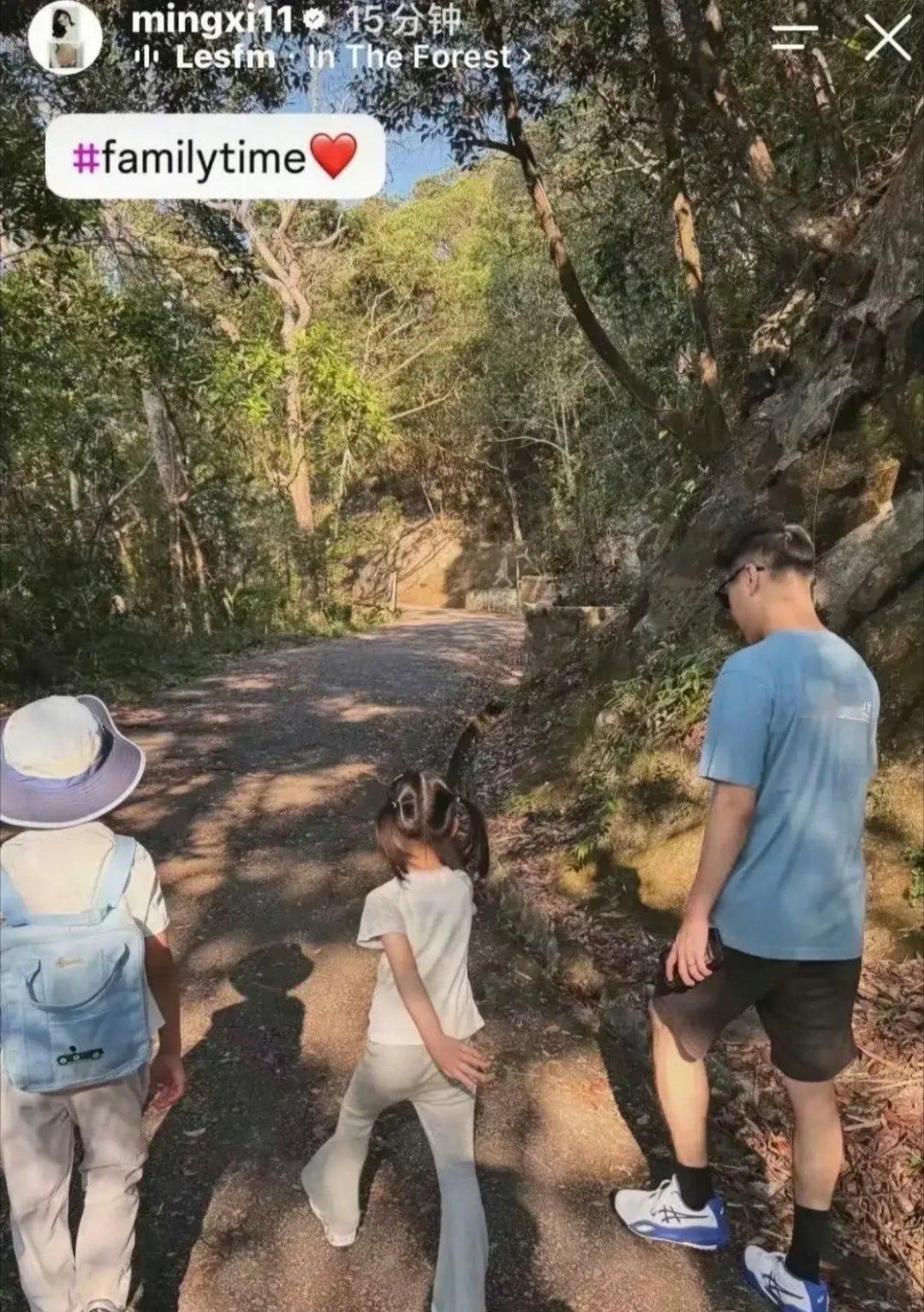 奚梦瑶何猷君爬山，俩娃小小年纪个子就很高，果然妈妈的基因强大，直接拉高下一代身高！​