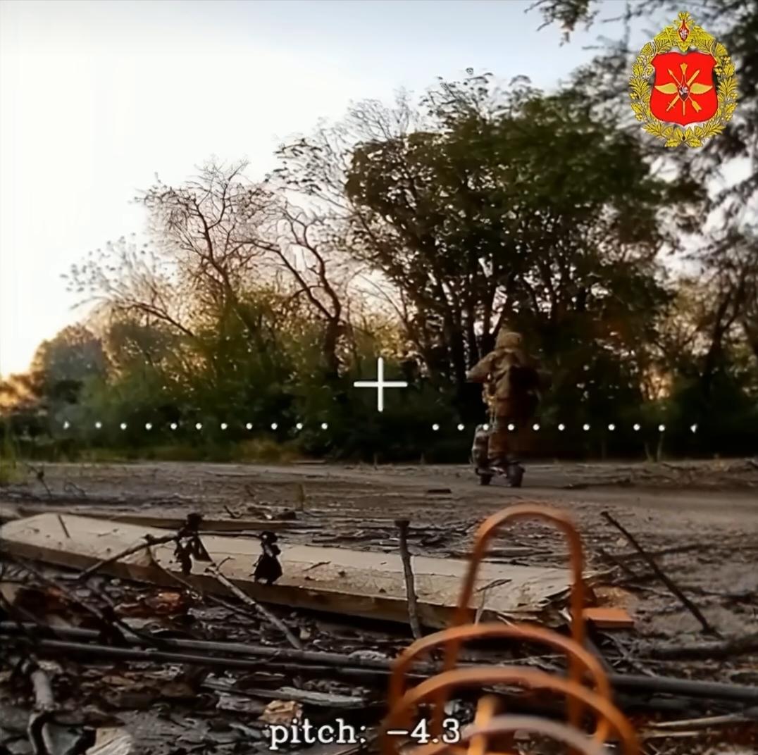 俄军光纤FPV埋伏在路边，只有摄像头一直工作，监视路面。在发现乌军士兵出现后，光
