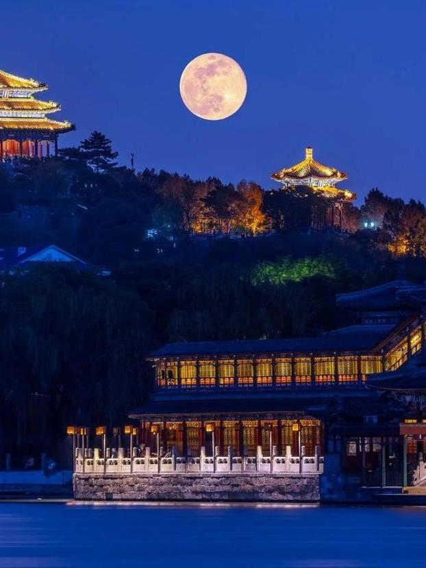 又逢中秋。若只选一句诗词来形容它，我选苏轼的“但愿人长久，千里共婵娟”。这十