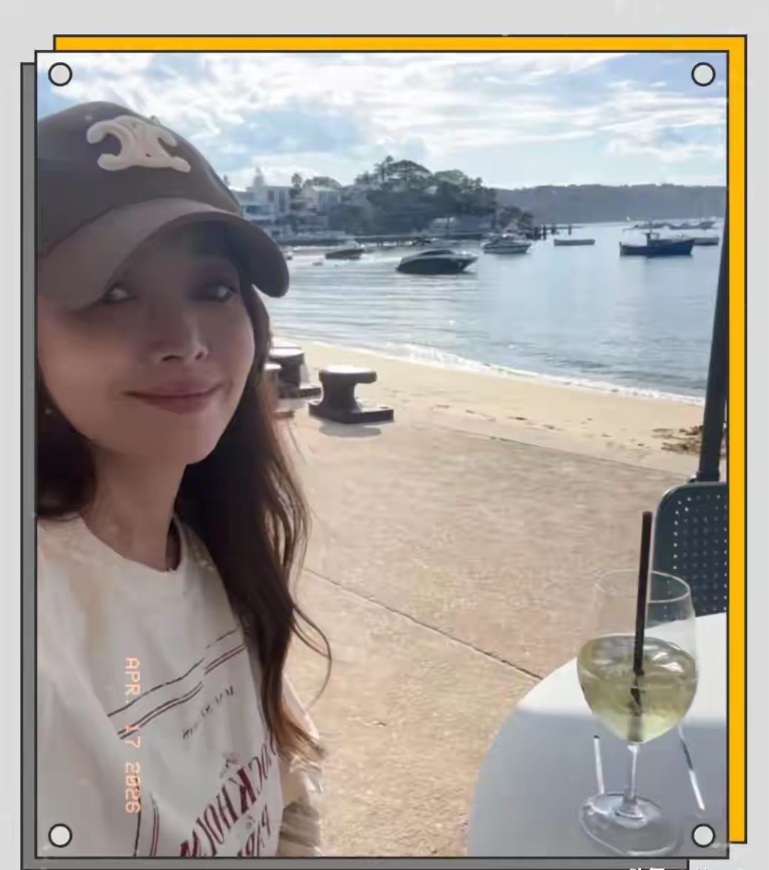 侯佩岑晒度假照，搂着俩儿子画面温馨，与老公复刻结婚时拍照姿势