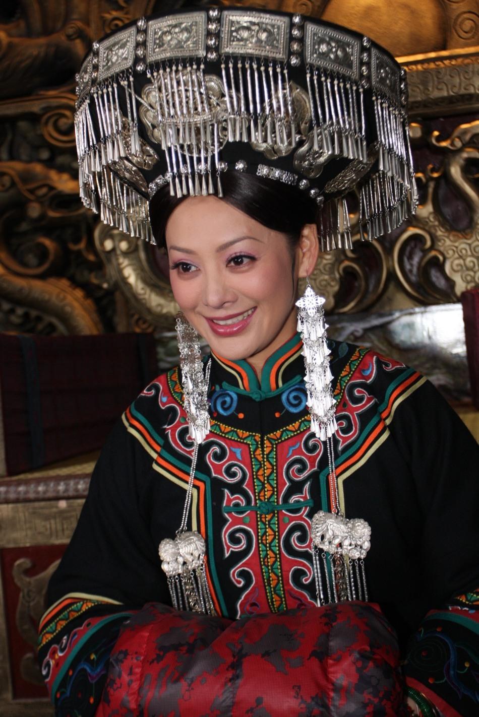 公元1383年，贵阳，明朝官员将女土司奢香夫人的衣服扒光，当众鞭打：“来人，把这
