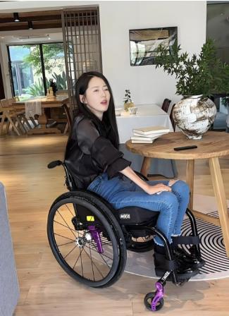 北京一女老师，车祸意外瘫痪，被丈夫抛弃。10年前资助过的穷学生：老师，这辈子我养