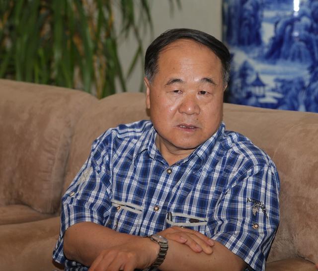 诗人赵丽华对质疑者诘问：“我们对莫言作品读了多少？比瑞典人多吗？我们对作品中的时