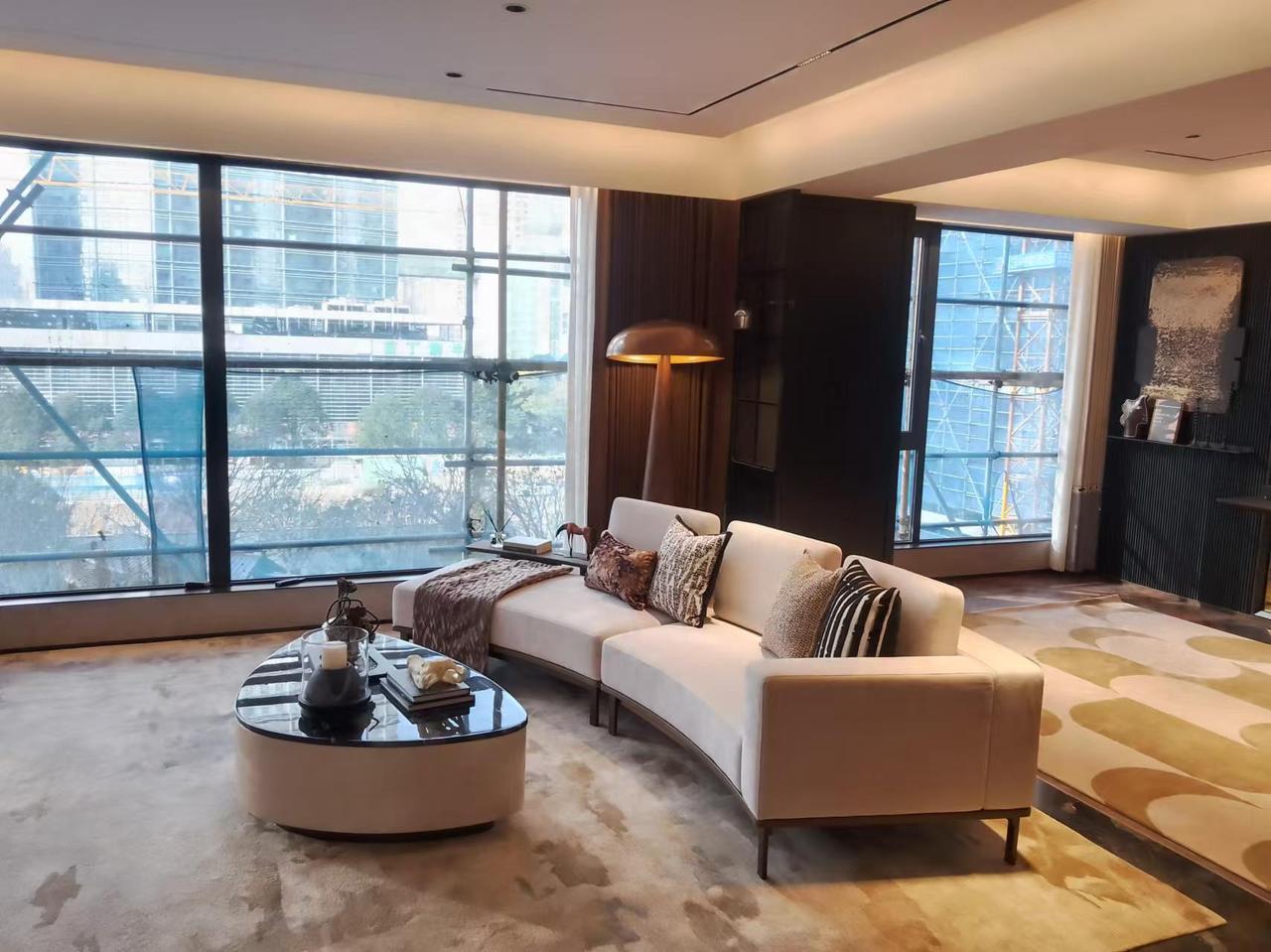 这个小区的老板真是大气，舍得啊。前面说了是先把小区的景观绿化给提前做了，关键还是