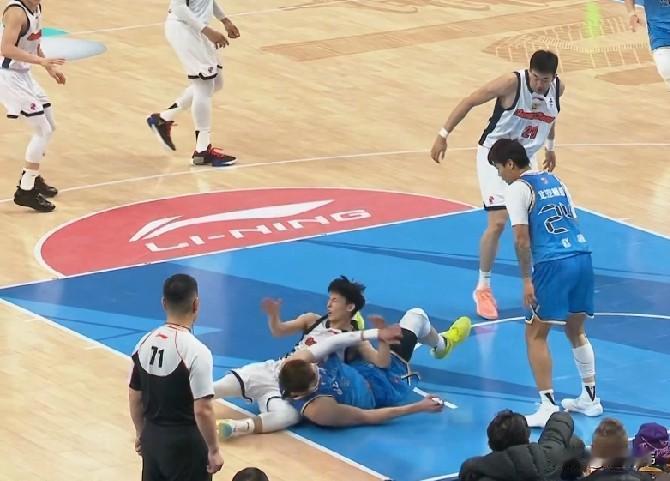 糟糕！萨林杰谈徐杰受伤：“非常糟糕。”“这比惨败还糟糕。”“我们知道