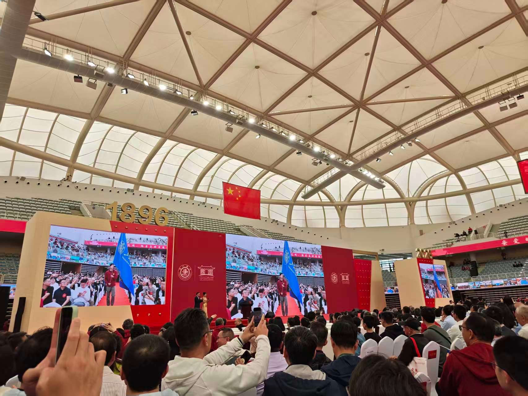 来了来了，举校旗中by我同学汪顺