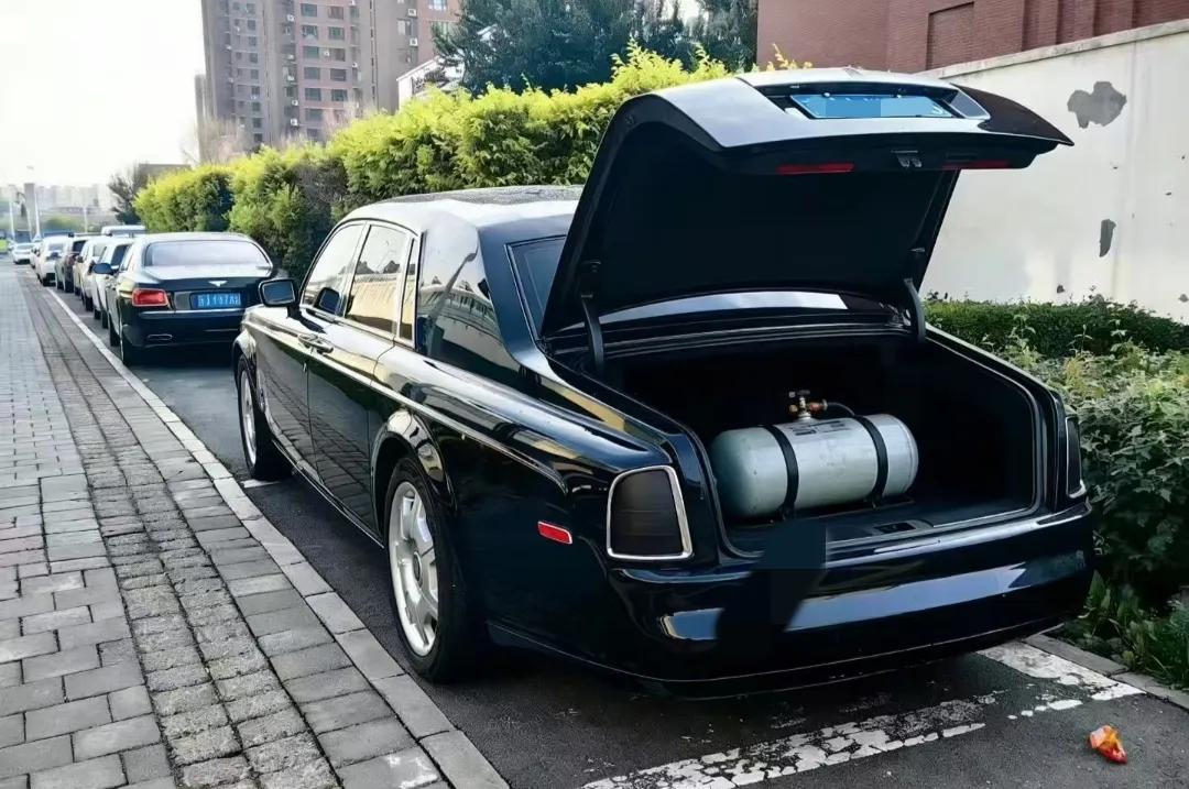 停在路边的超豪华汽车，竟然是油改气，大家还觉得开好车代表有钱吗？