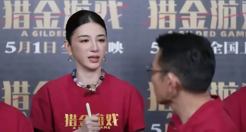 看到黄奕这样的脸，估计刘德华也笑不起来。明明快50岁了，却硬弄出一张僵硬的年轻面