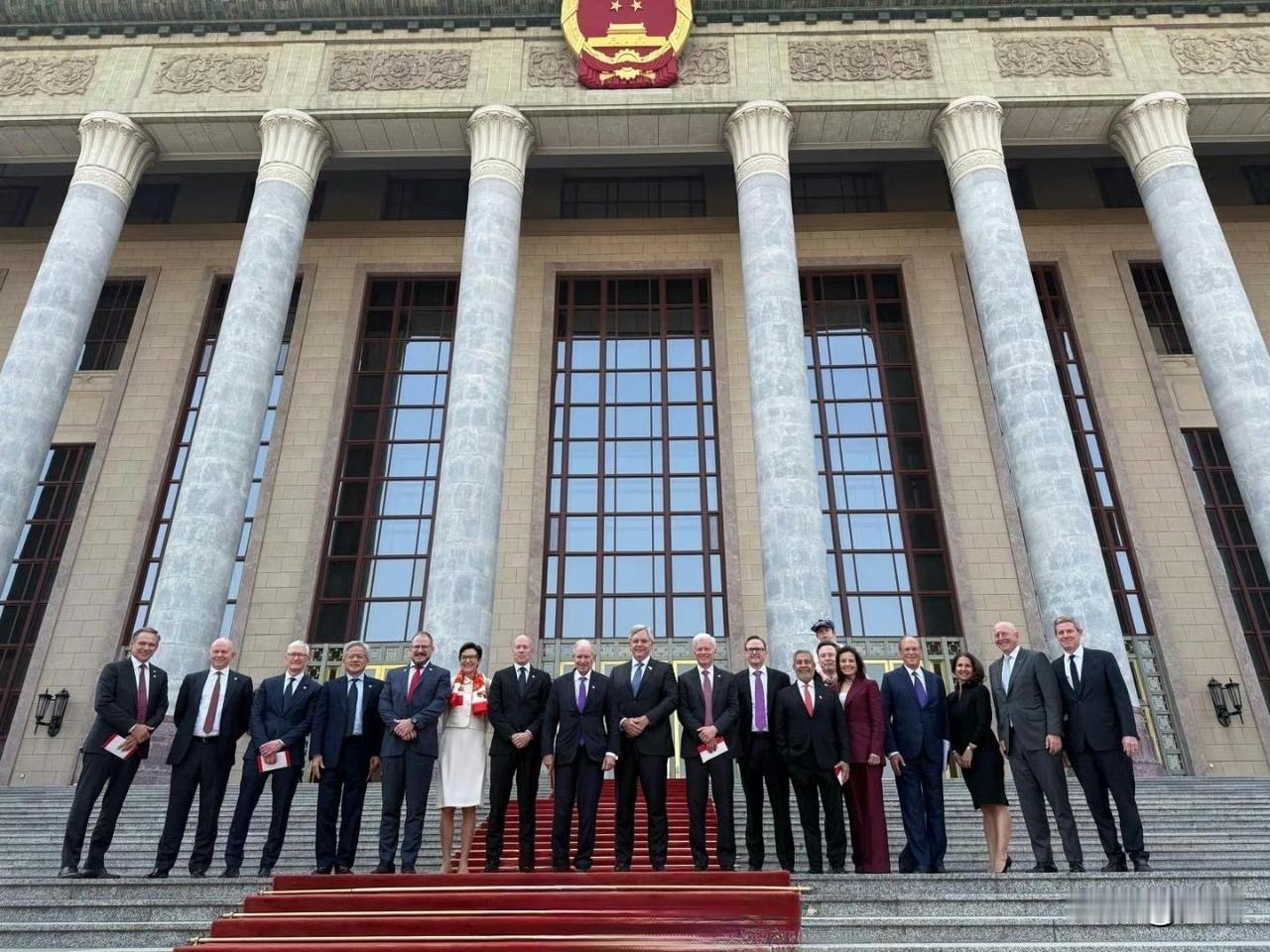 会谈开始前，美国商界领袖代表团在人民大会堂前的集体合影。十余名美国商界巨头在人民