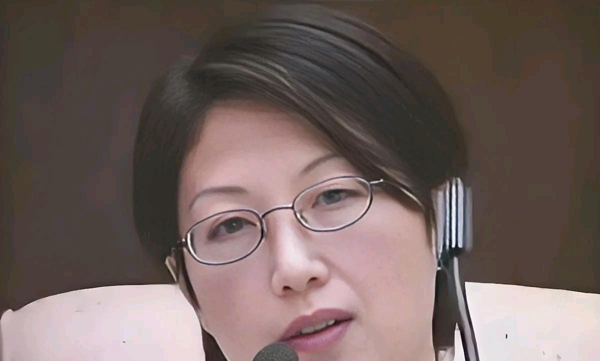 她手持美国绿卡，儿子是美国公民，借回国探亲收集情报，定期向台方传递涉密文件、内部
