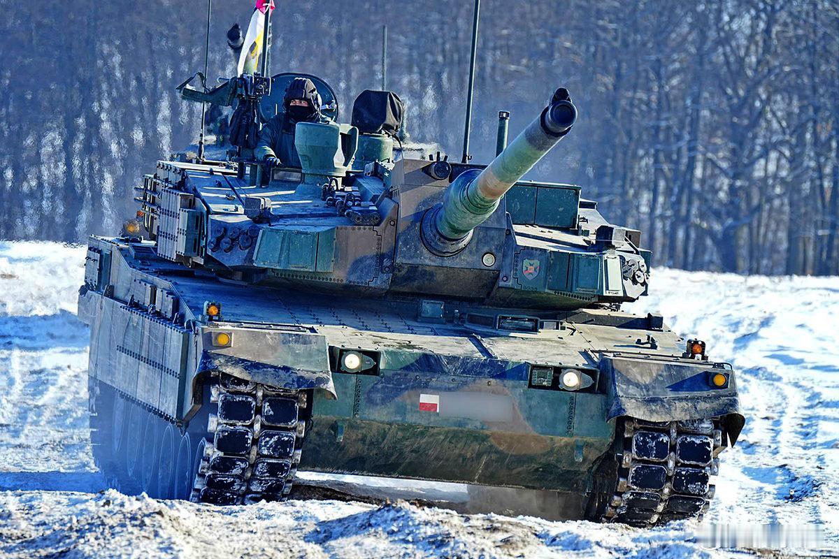 波兰陆军第9装甲骑兵旅在布拉涅沃训练场进行K-2坦克训练考核，即将进行实弹射