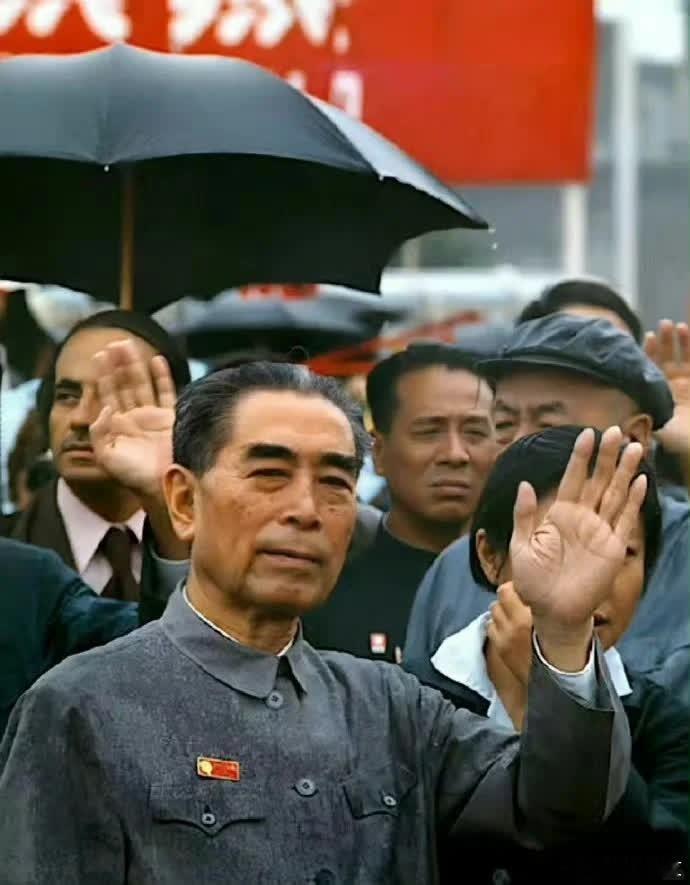 周总理晚年一张高清珍贵照片，风雨中他的眼神依旧坚定！​​​