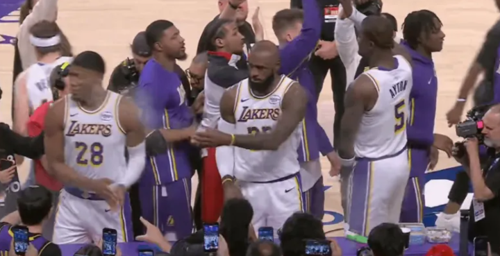 NBA圣诞大战，湖人以96-119不敌火箭。赛后，美媒更新社媒，晒出了勒布朗-