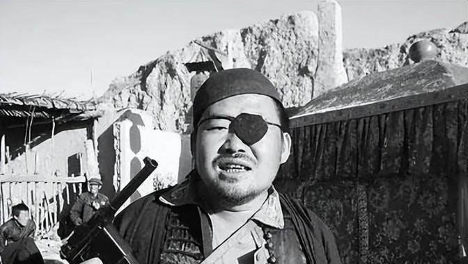 1947年，地下党被处决前婉拒房东送的断头饭：“我吃不下”，房东弯腰轻声说：“这