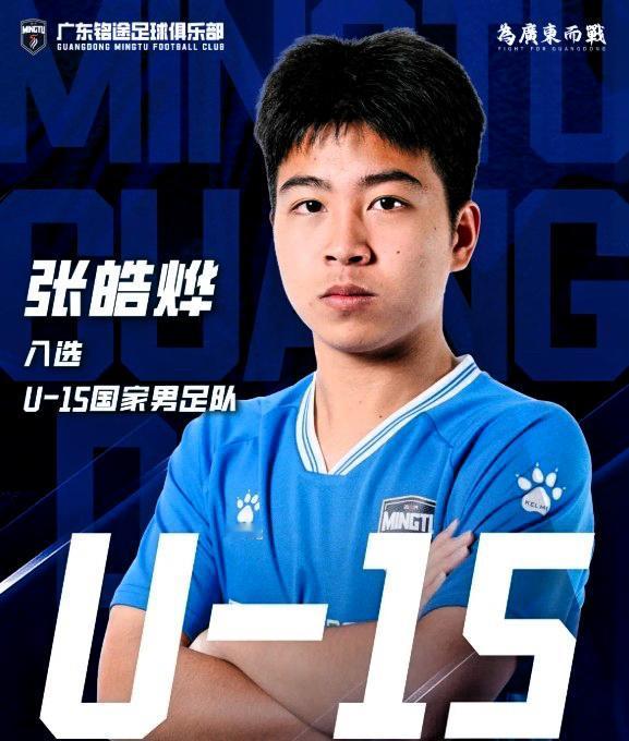 张皓烨手骨折了，湘超球员围殴14岁少年，这事没完。那天没裁判，没保安，连个像样
