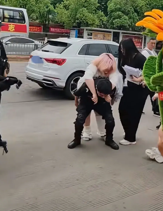四川某高考考点外发生的一幕，不但家长笑了，经过的路人也笑了！一位考生因为腿部
