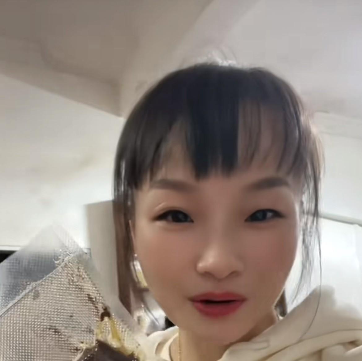 华华拍视频给爸妈盖新房、给侄子交学费，一人扛起娘家账单，评论区全是夸她孝顺。可