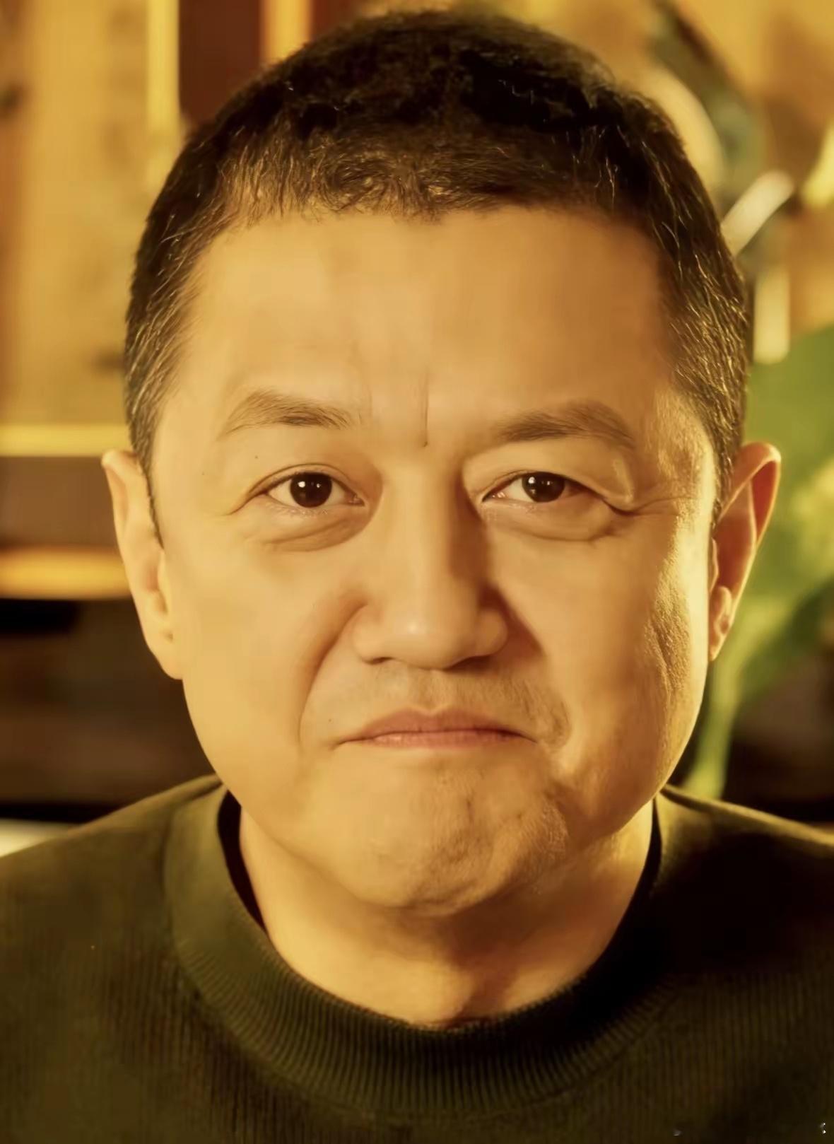 这两天，明眼人都看得出李亚鹏不对劲。流量大得惊人，但他却连直播都不敢开，热度也不