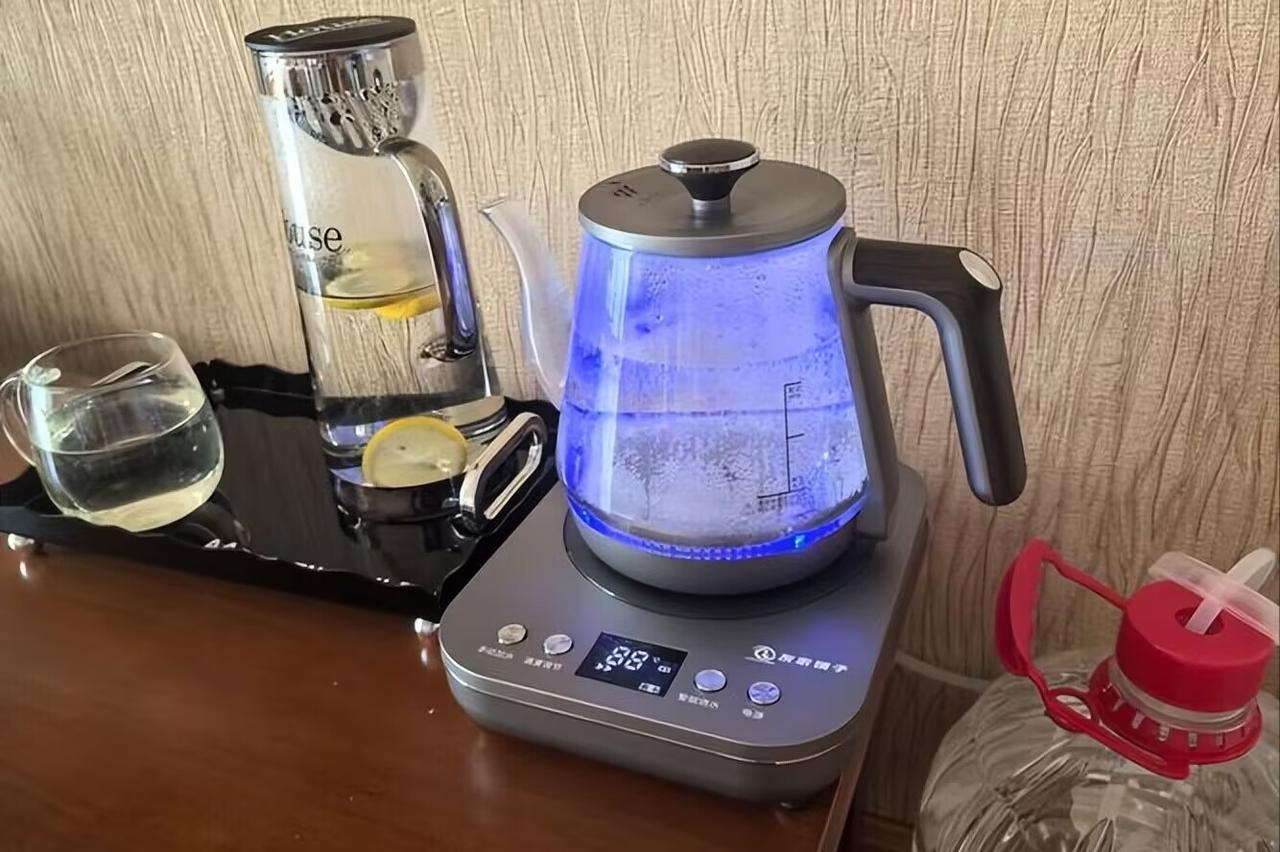 现在小区里好多人都不喝自来水了，扎堆儿接楼下售水机的水，2块钱才5升，比自来水贵