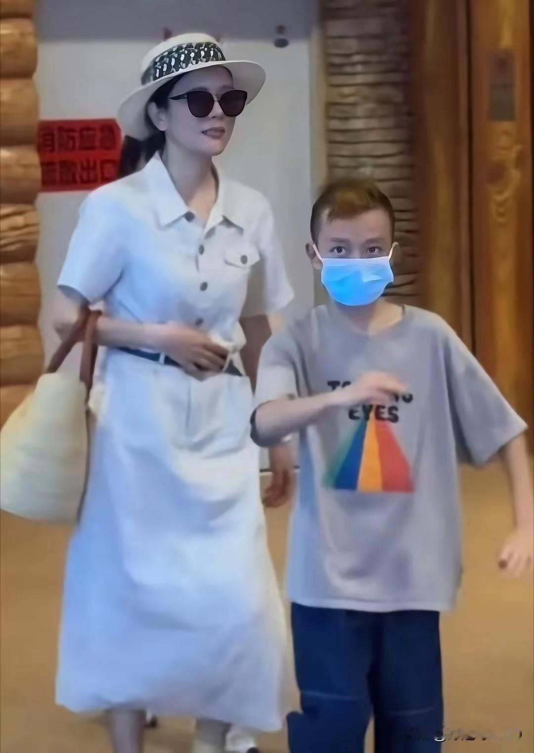 杨乐乐带儿子“小沐沐”外出被拍，这孩子现在已经11岁了，看他的眼神和行为举止确实