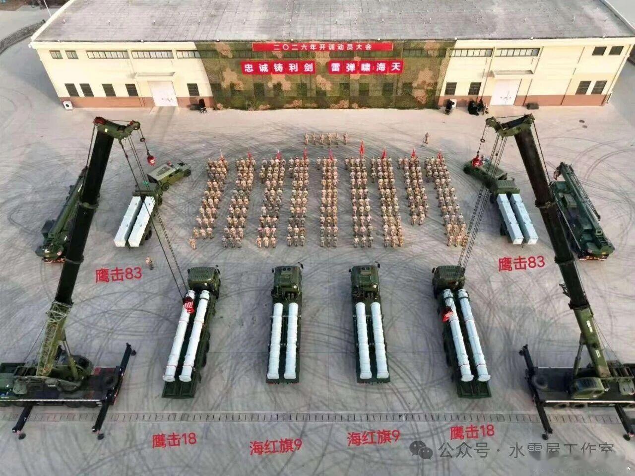 官媒罕见展示三款舰载导弹同框，尺寸对比一目了然。发射鹰击18的长发射筒是兼容鹰