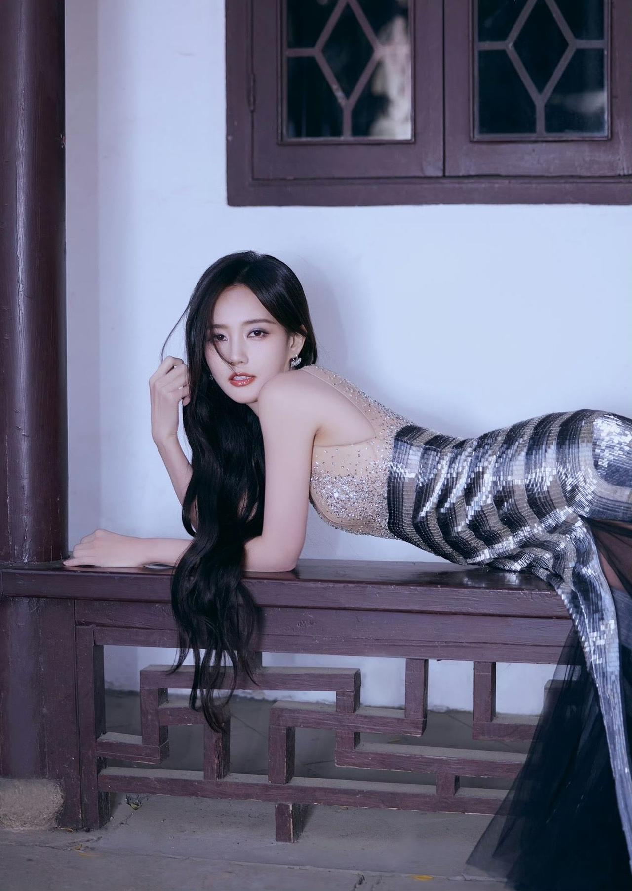 李一桐木格窗漏进的月光把亮片裙织成流动的河她斜倚在朱红的栏上发梢垂落，像