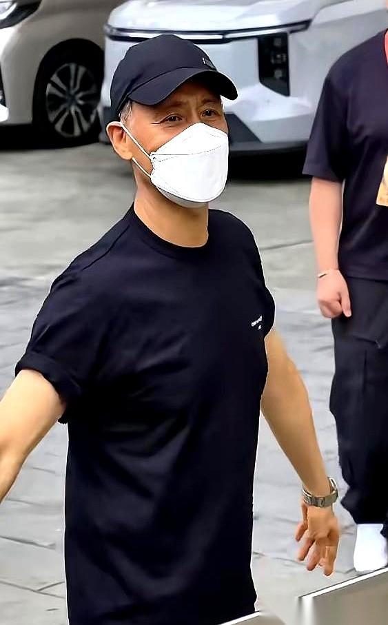 张学友演唱会散场，后台一张照片传出，直接让无数网友揉了揉眼睛。台上，他是那个光