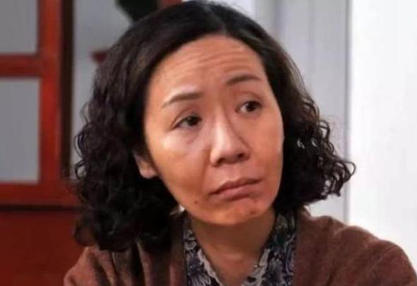 1988年，“中国最丑女演员”杨青到北影面试，监考老师对她说：“你的形象太差了，