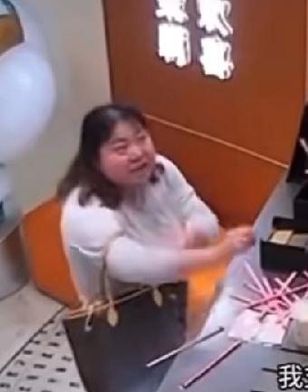 连云港少拿2根吸管怒骂店小哥女子，就是一泼妇，五大三粗的，长相凶狠，就因为店小哥