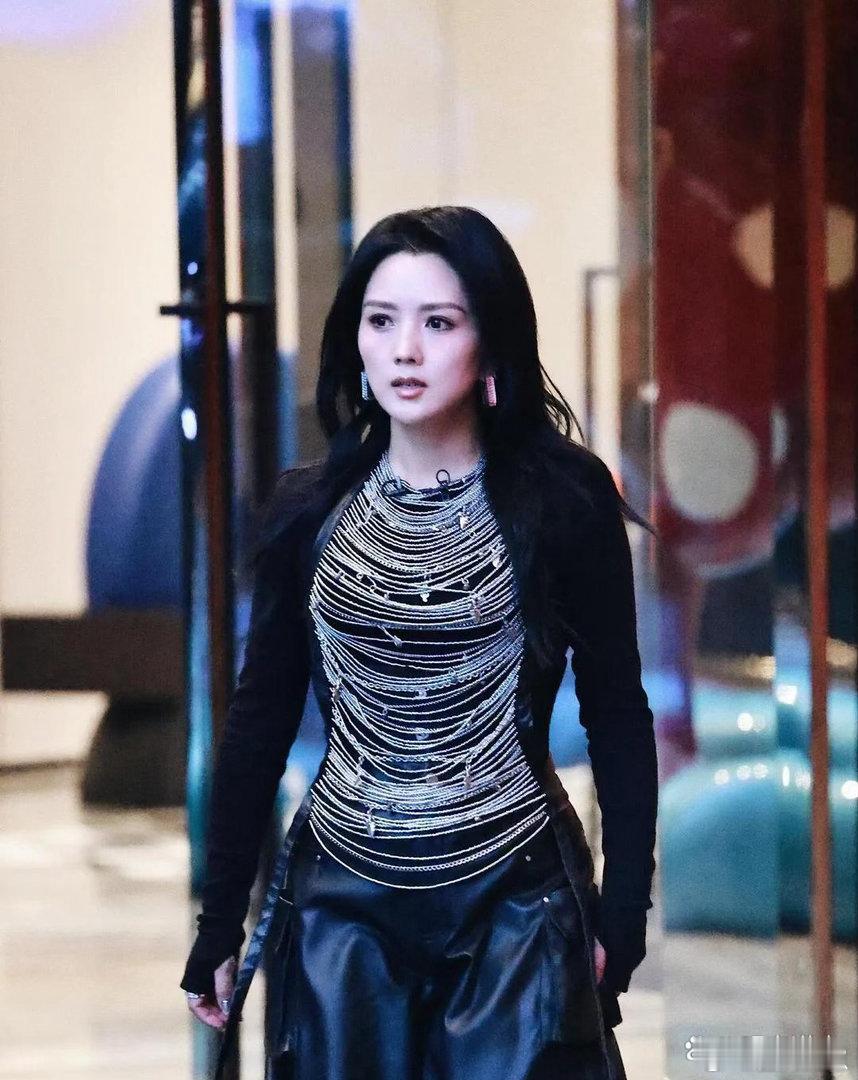 何洁加盟浪姐舞台，身形蜕变惊艳，瘦身之后整个人清爽又亮眼。