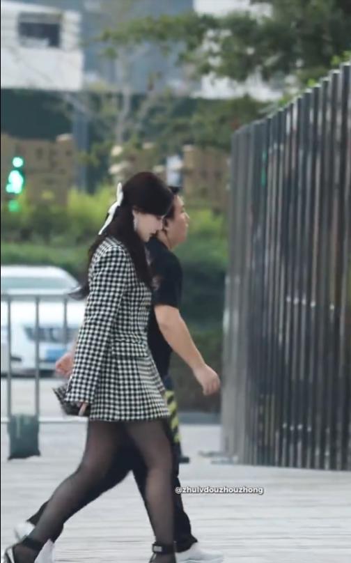 李一桐x黑丝上班路