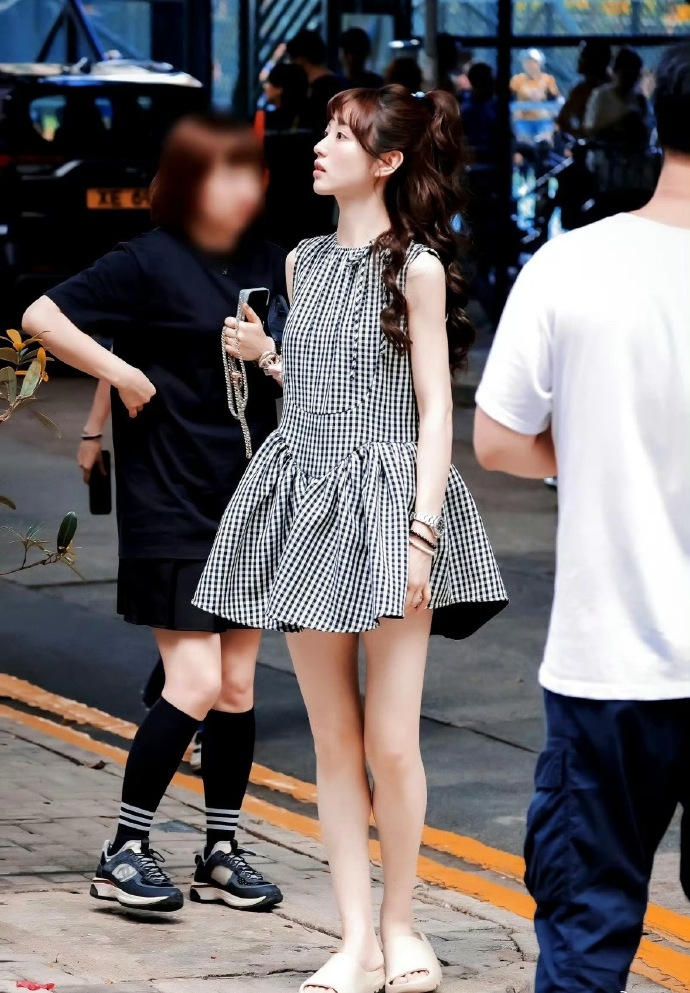 田曦薇10w的劳力士配400元的拖鞋，主打的就是一个随性、自在吧！​​​