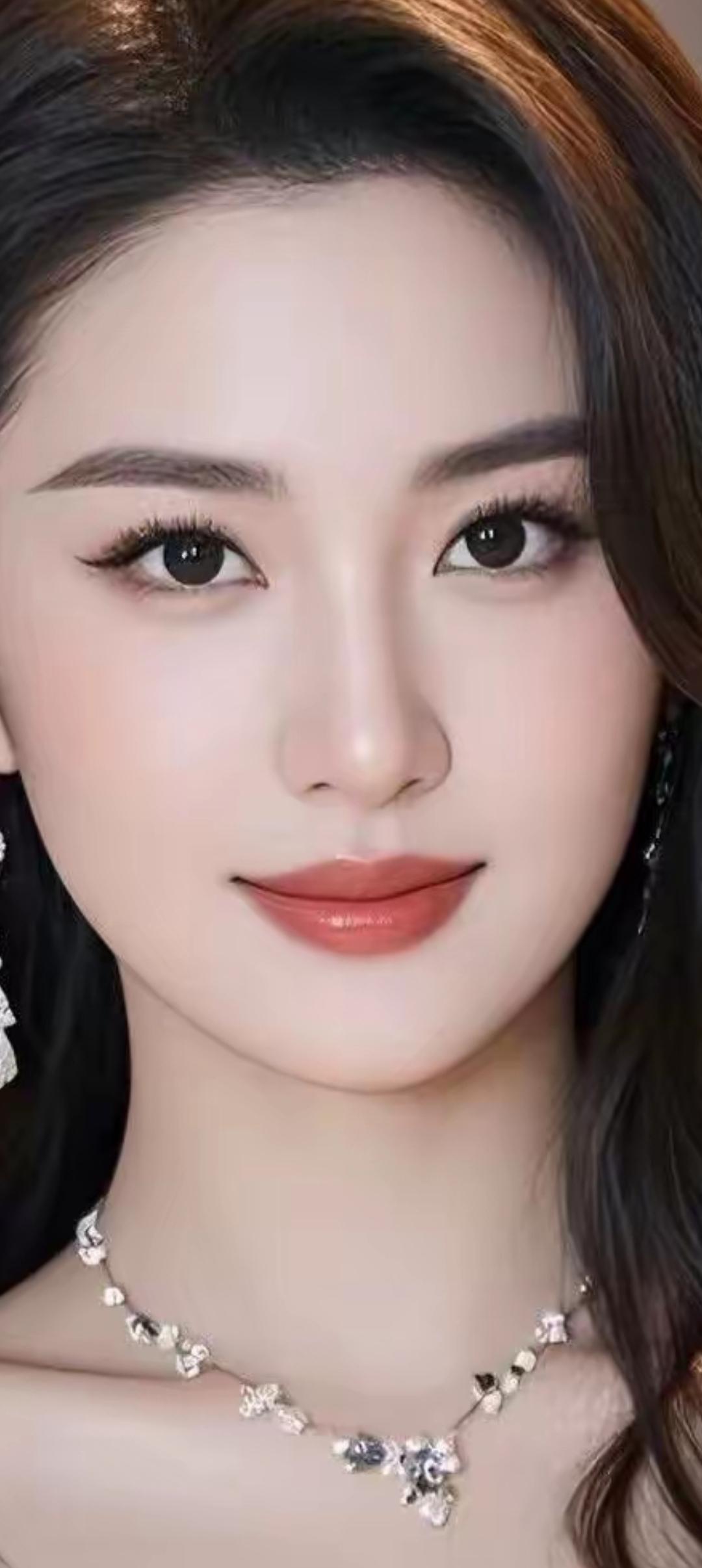 优雅气质，闪耀项链，完美妆容，女神范儿十足！💄✨💎