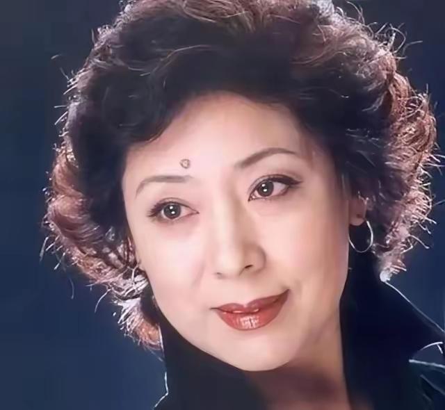 1990年，歌唱家关牧村因丈夫的长期家暴，毅然提出离婚，丈夫强硬地表示离婚可以，