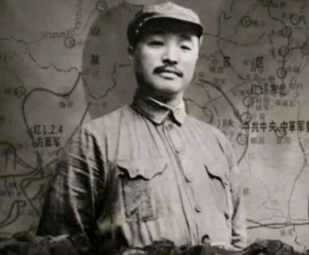 1936年秋，松潘草地深处，一个红军团长被五花大绑，即将枪毙。在此之前，贺龙只问