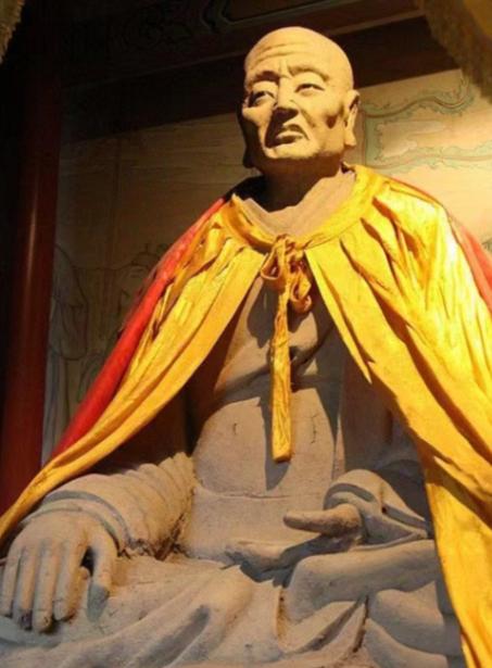 1996年，山西一名村民在寺庙，靠着佛像睡着了，醒来后，他发现自己不小心把佛像表