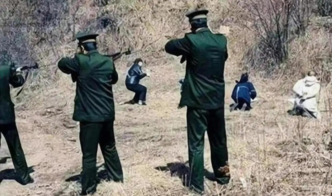 很多人一直以为，执行枪决这件事，肯定有一套全国统一的标准动作：瞄哪儿、怎么站、谁