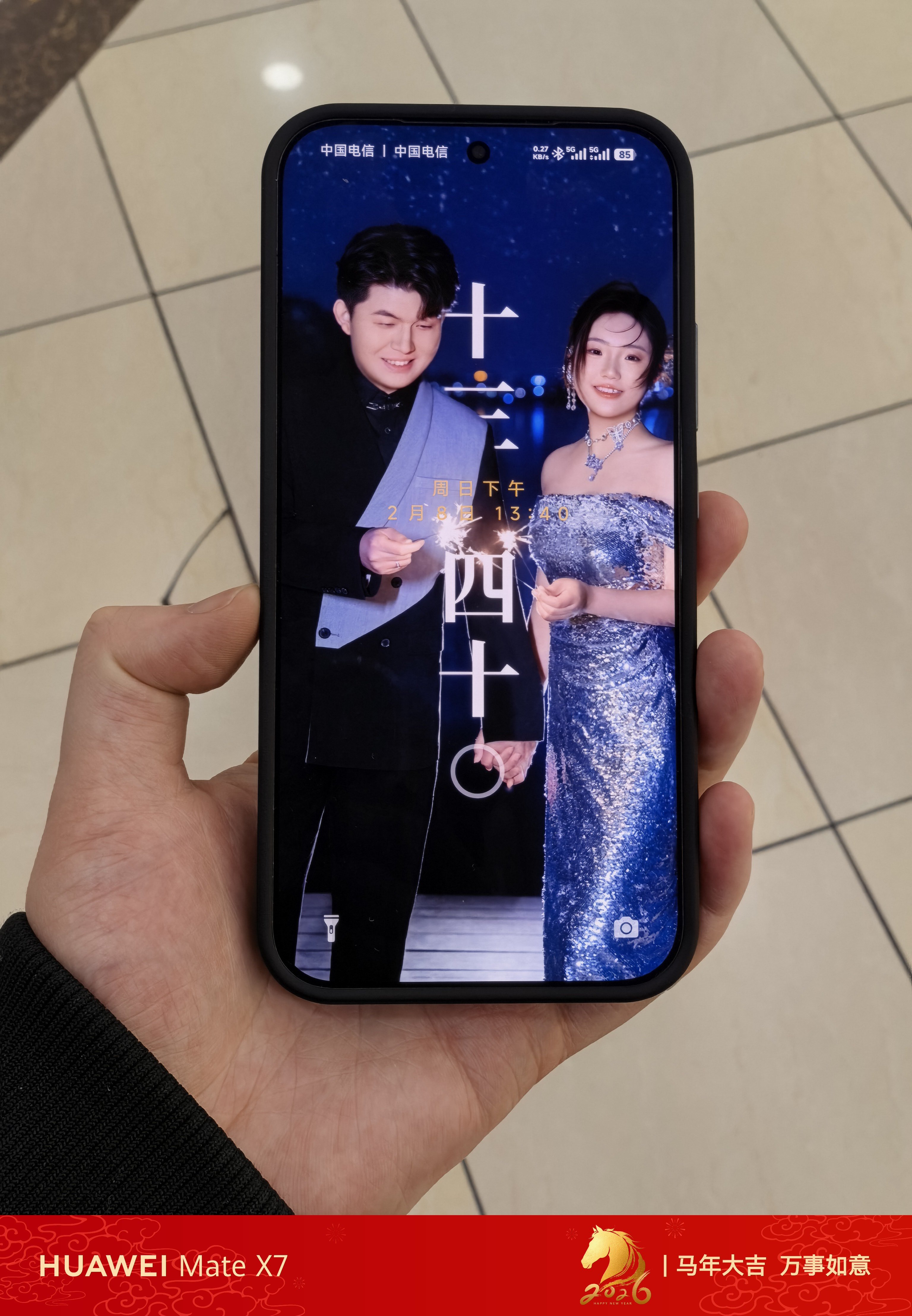 每次看我媳妇的手机，我都很好奇，他是如何忍受这手机壳巨大的黑边的