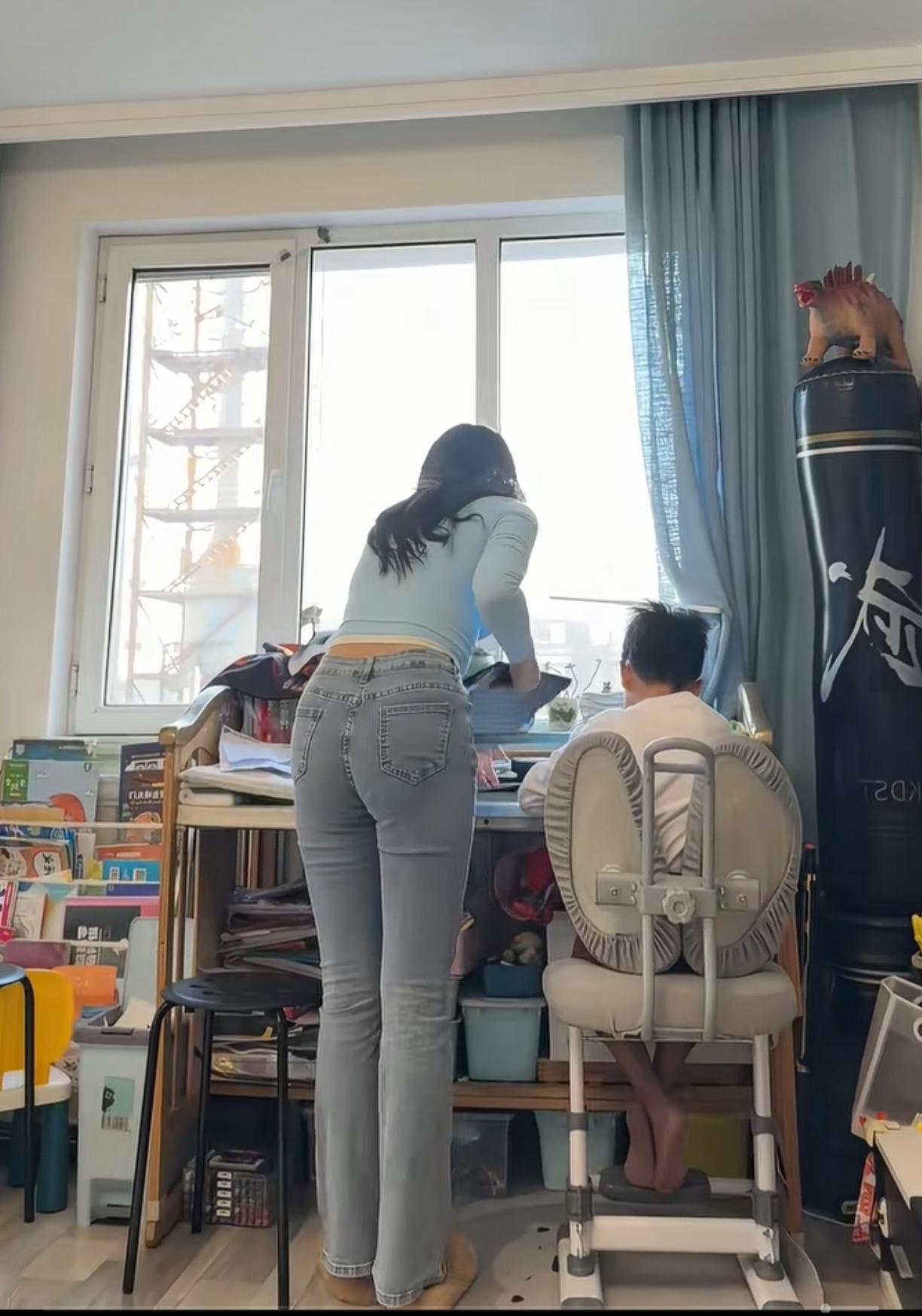 辅导孩子作业，那是一项非常了不起的技能。[赞]