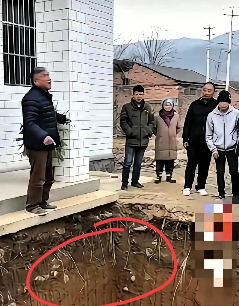 有位大爷今天是真急了，歇斯底里地吼着，说前面那户要盖房子，他死活不让。前面那家也