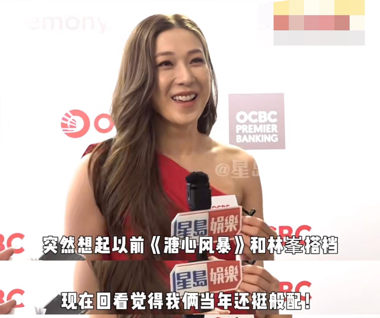 钟嘉欣承认自己和林峯很般配！钟嘉欣在采访中提到突然想起以前拍《溏心风暴》和林峯演