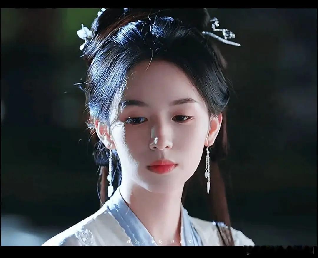 周也这组有种唇红齿白的美感看着气血就很好