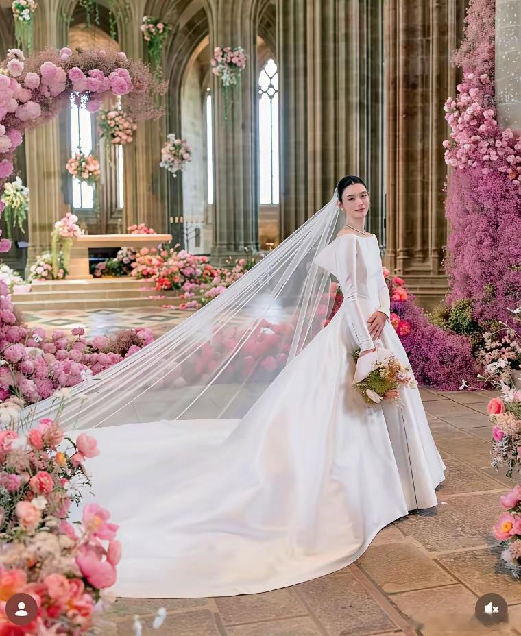 何猷君奚梦瑶婚礼的花艺师晒出了他们俩的照片，好美的布置，很有氛围感的照片！