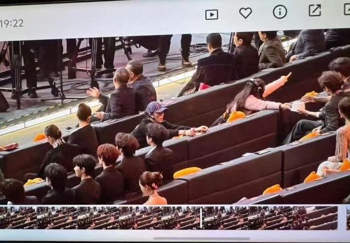 微博之夜那张被公然挪走的沙发名牌，捅破了娱乐圈最后一层窗户纸。肖战选择站着，而